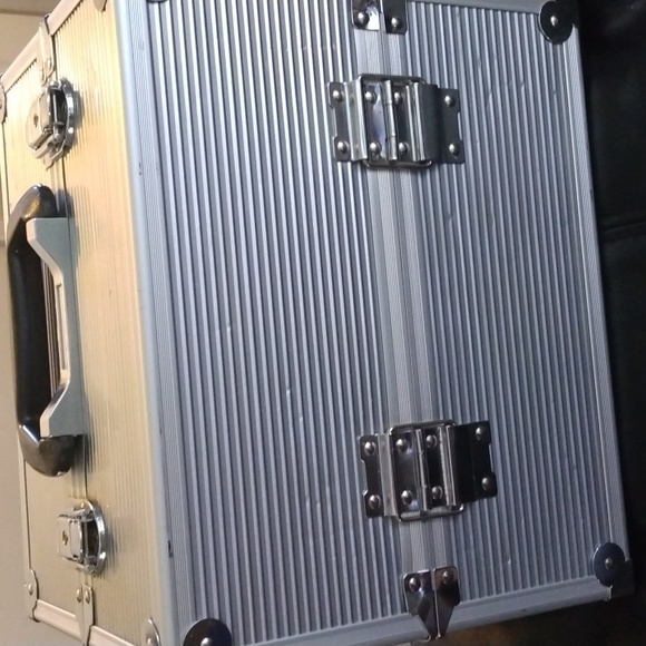 Women's silver makeup trunk carrying case - Picture 6 of 17